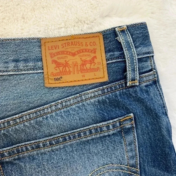 Levi’s 501 button up denim shorts with rolled hemline. - Picture 3 of 4